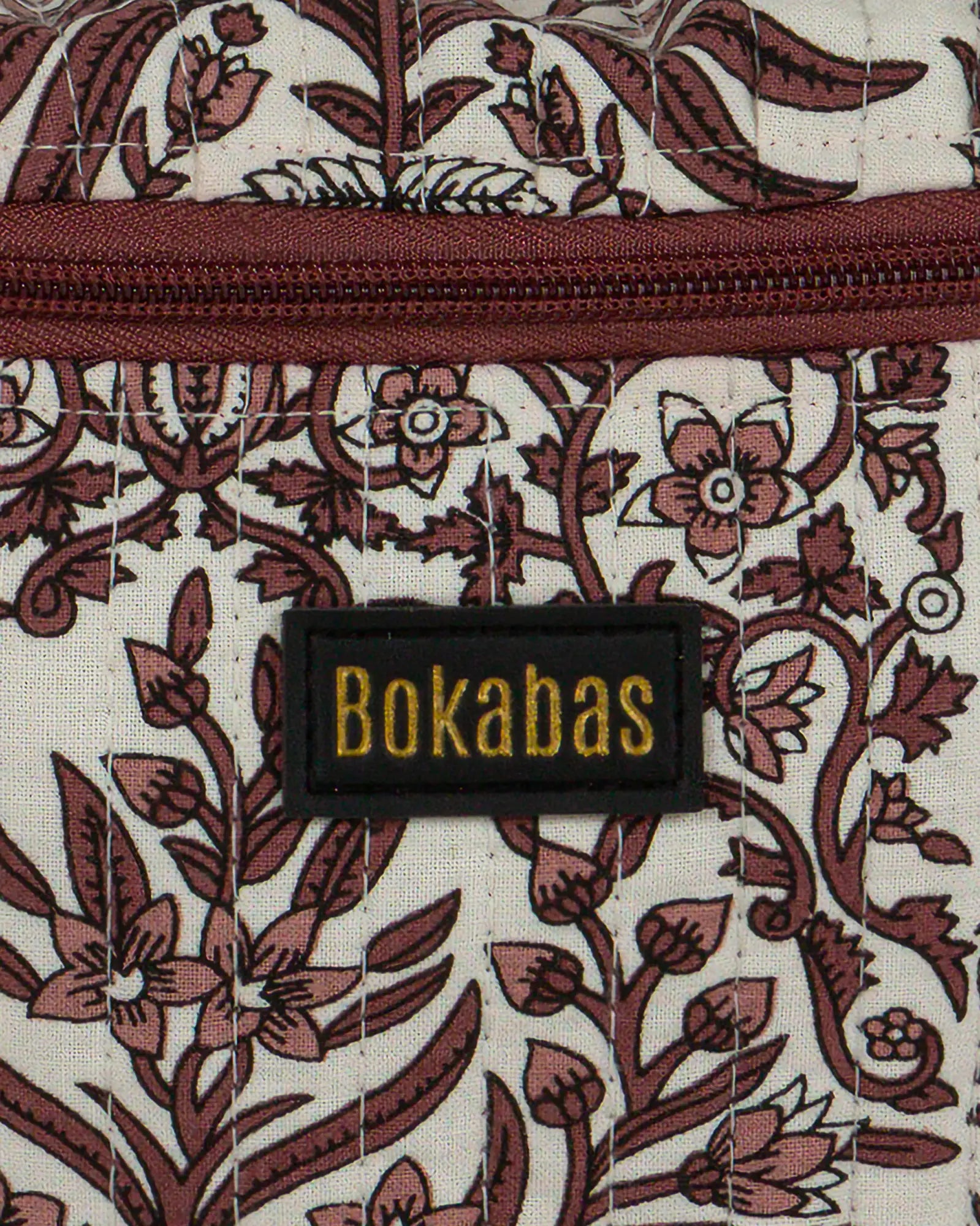 Trousse vanity maquillage matelassée Bokabas, imprimé Vale fleuri marron et blanc, zoom sur la matière