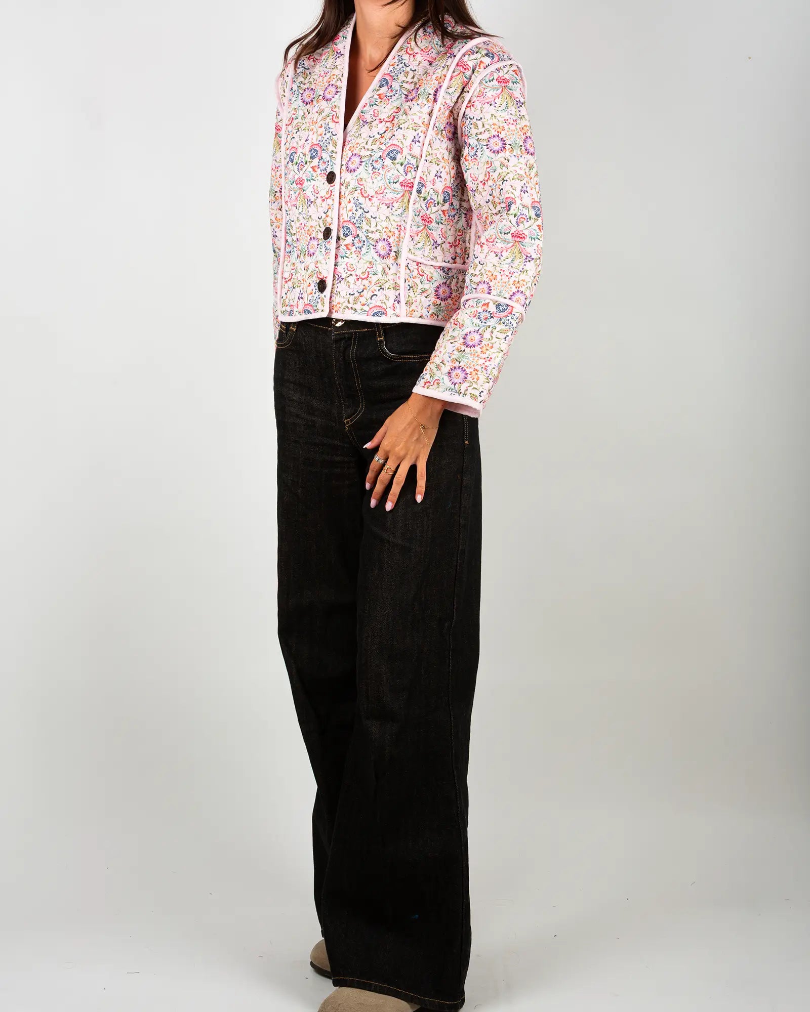Veste kimono matelassée Bokabas, imprimé Febre blanc et rose fleuri, vue de trois-quarts