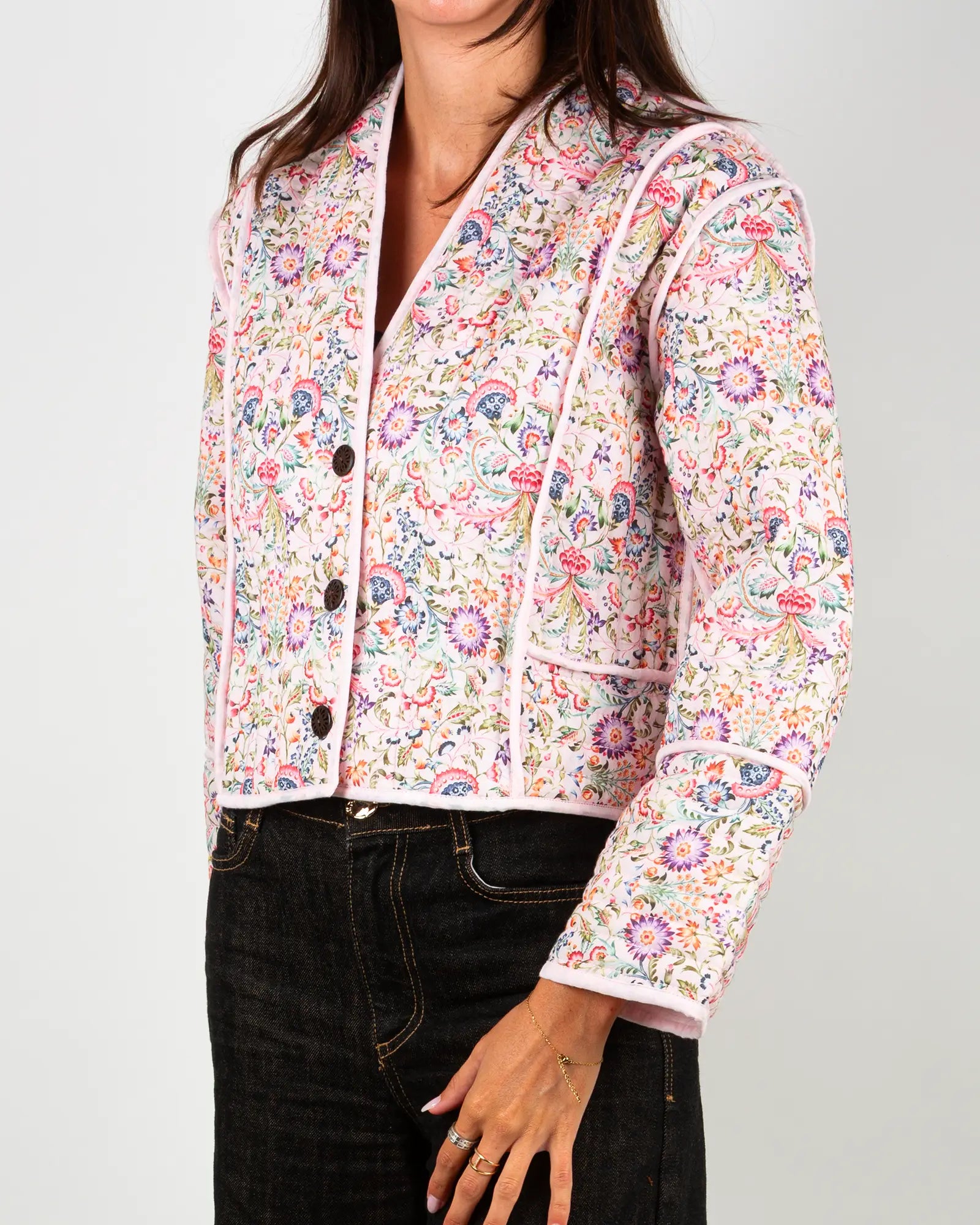 Veste kimono matelassée Bokabas, imprimé Febre blanc et rose fleuri, vue de trois-quarts