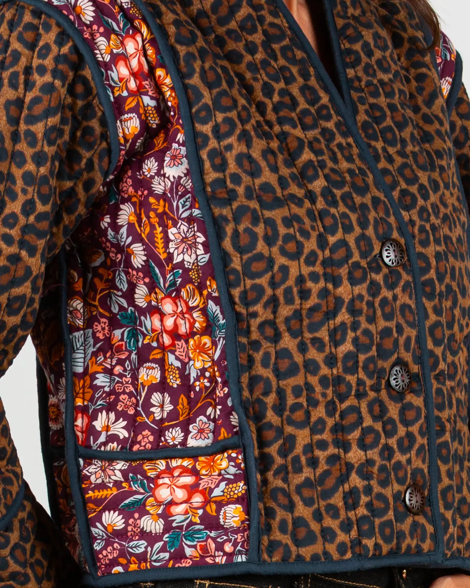 Veste kimono matelassée Bokabas, imprimé Léopard Morris, léopard et fleuri, zoom sur la matière