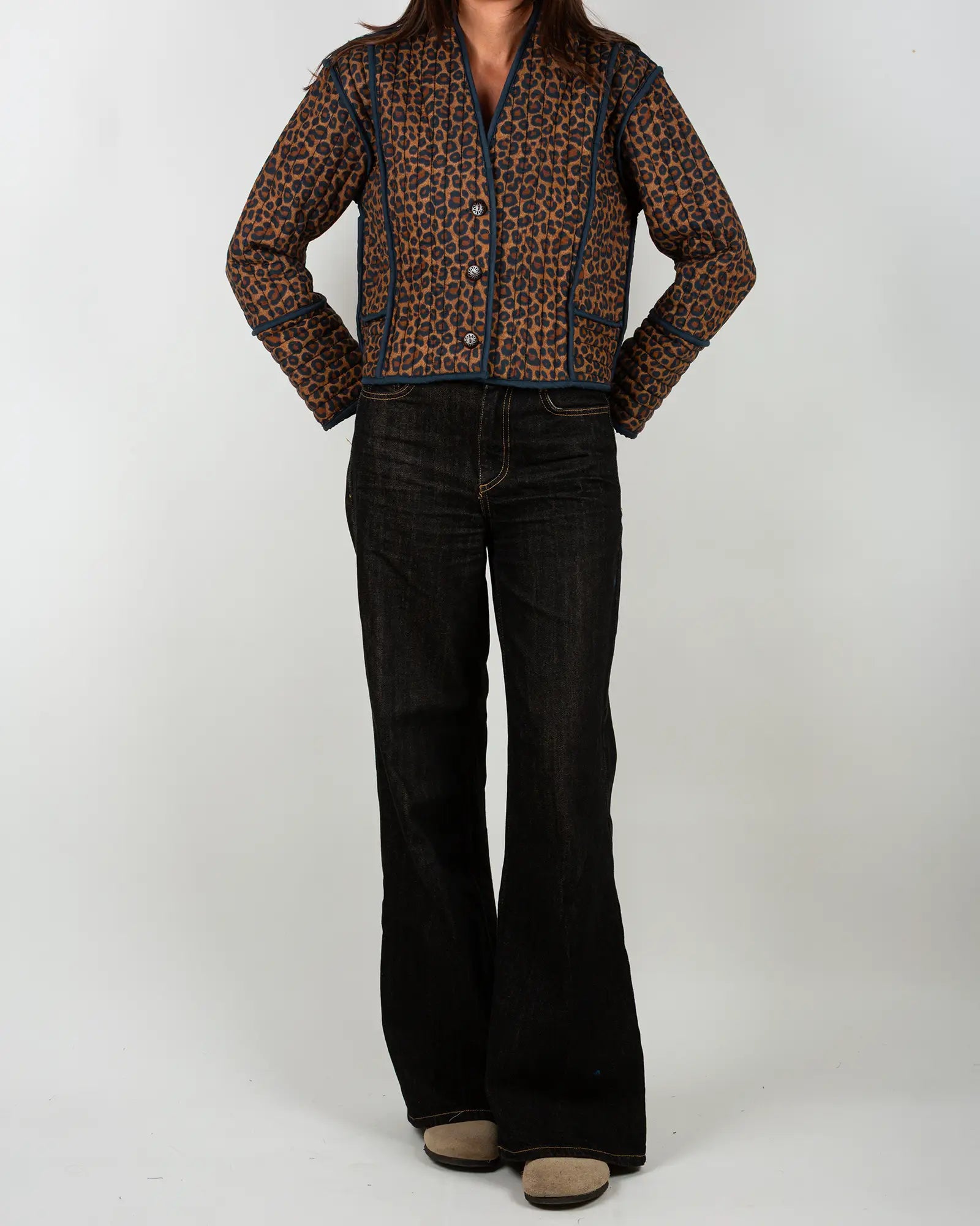 Veste kimono matelassée Bokabas, imprimé léopard noir et marron, vue de face