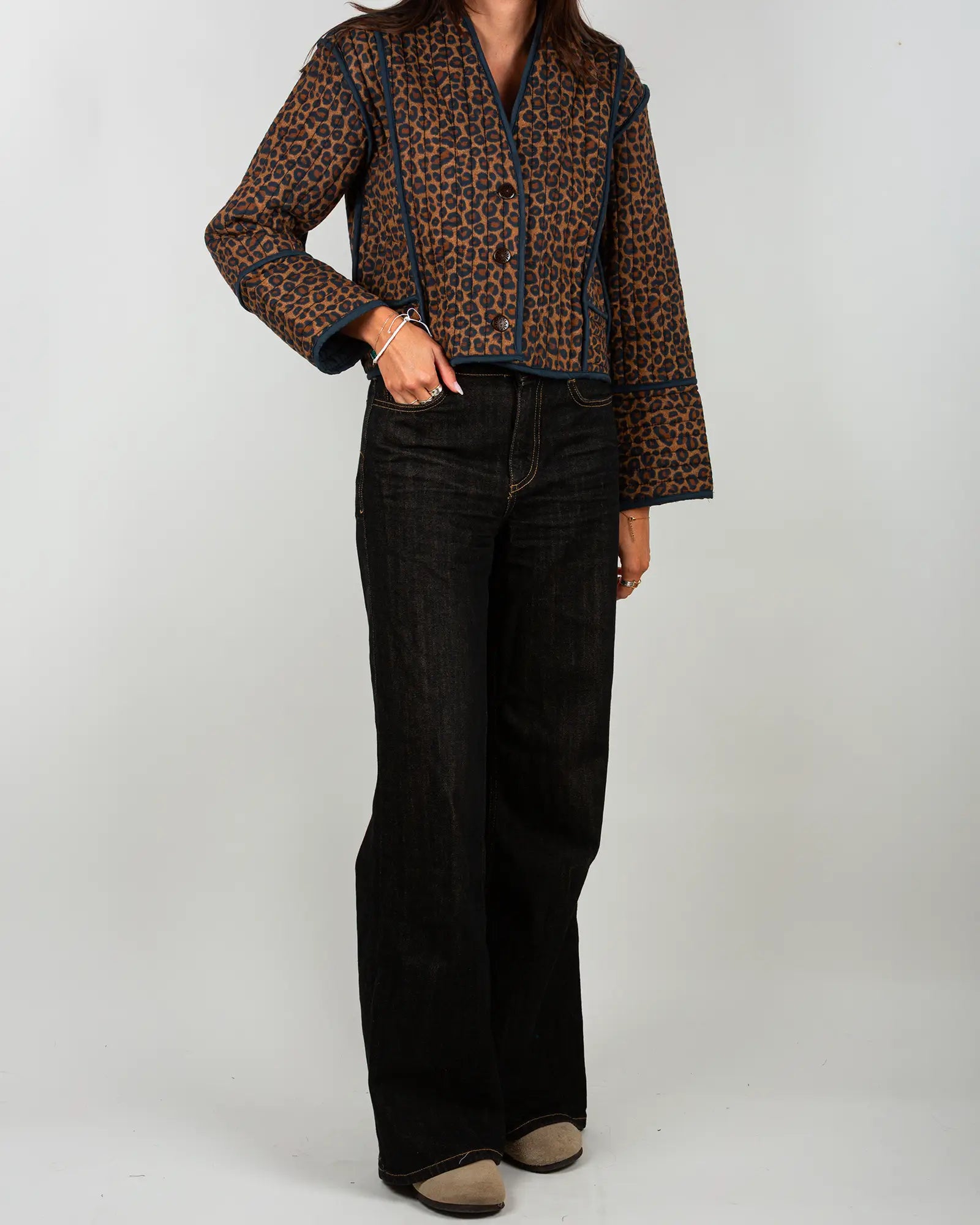 Veste kimono matelassée Bokabas, imprimé léopard noir et marron, vue de face