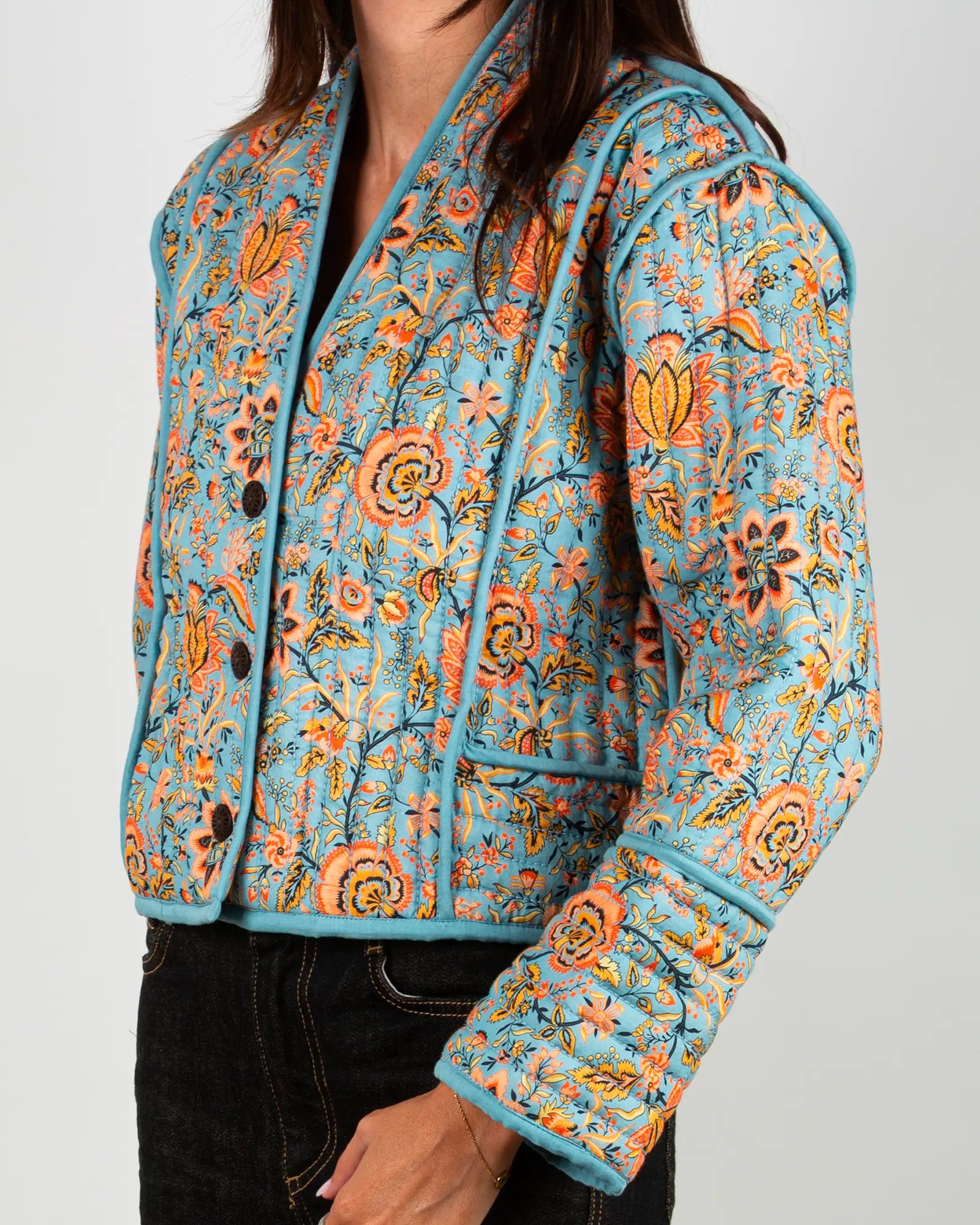Veste kimono matelassée Bokabas, imprimé Lolem bleu et rose fleuri, vue de trois-quarts