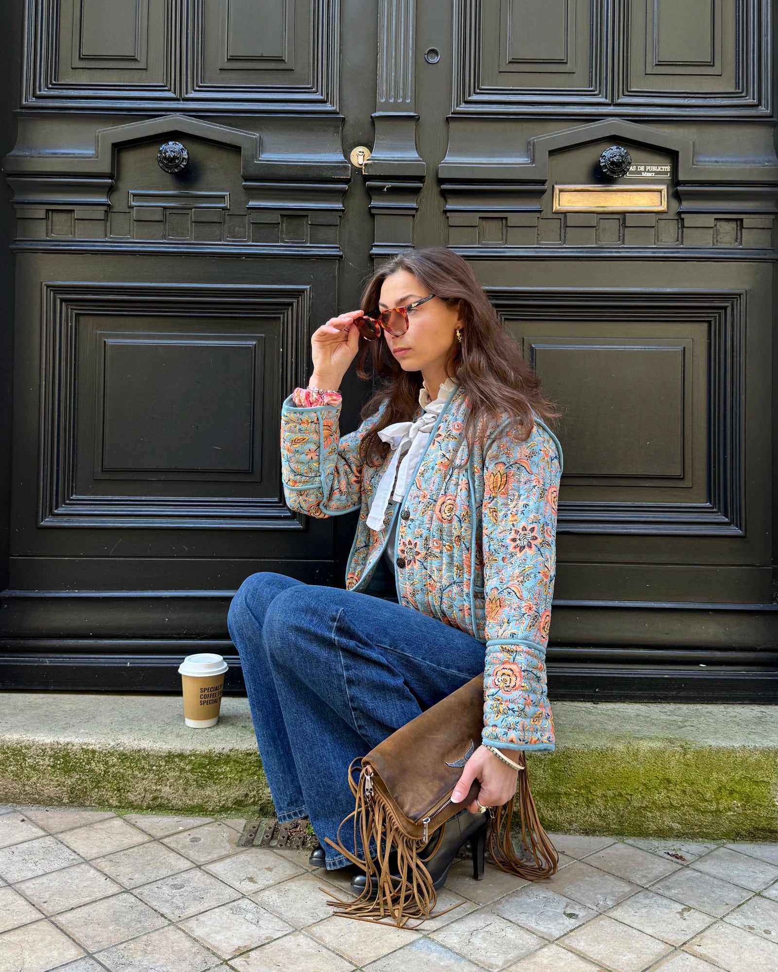 Veste kimono matelassée Bokabas, imprimé Lolem, portée assise devant une porte parisienne