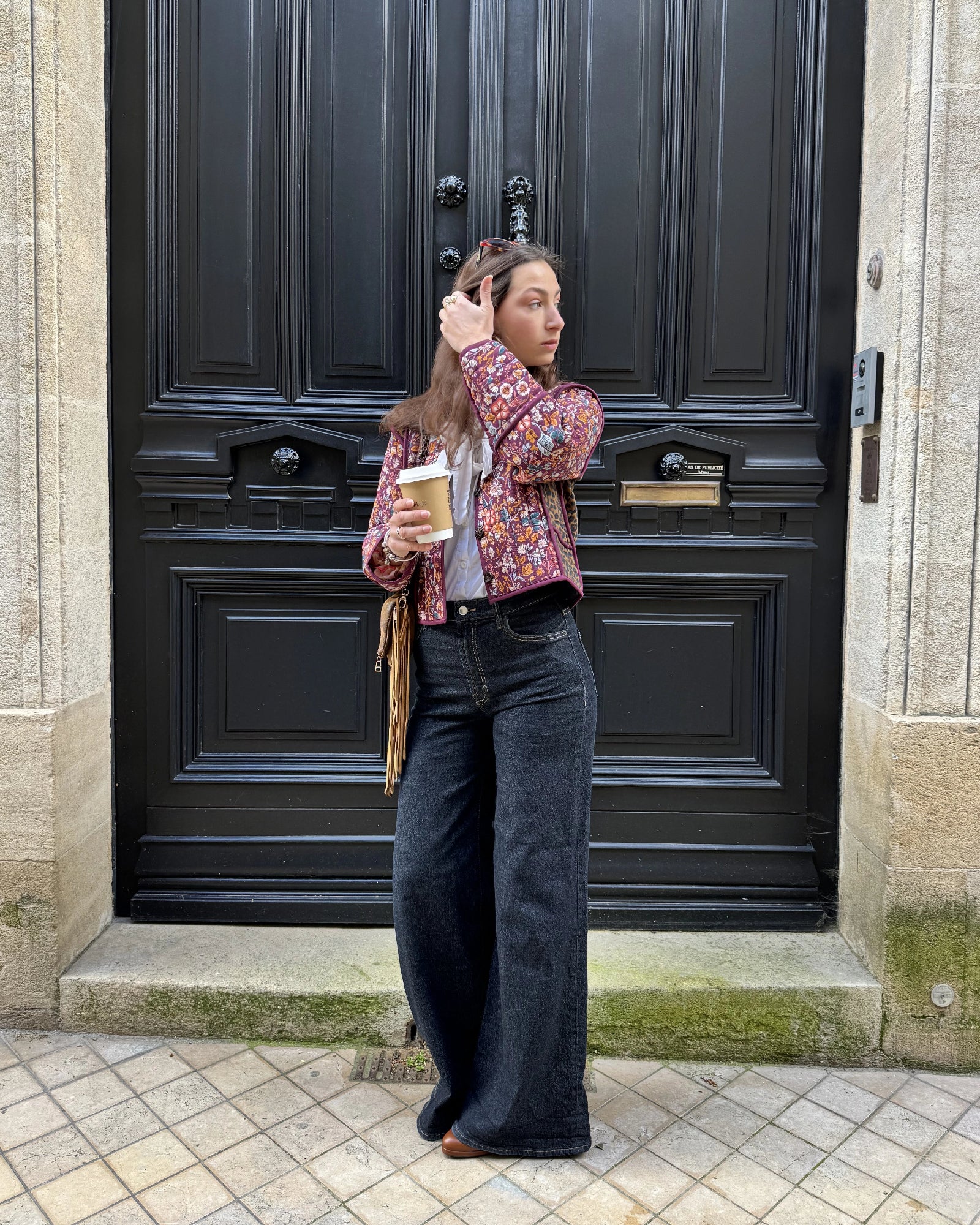 Veste kimono matelassée Bokabas, imprimé Morris Léopard, portée en pied avec jean large