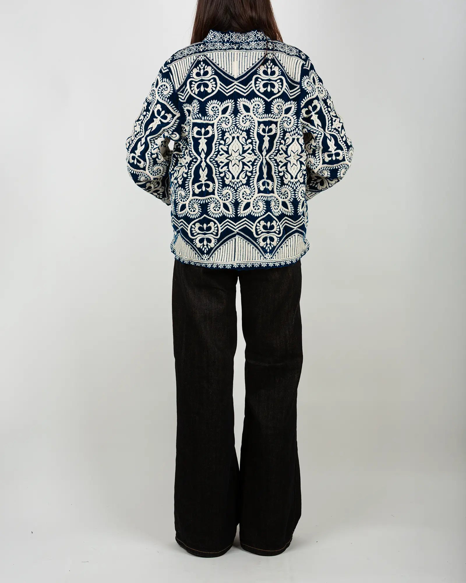 Veste kimono en velours brodé Bokabas, bleu pétrole, broderies écru, vue de dos
