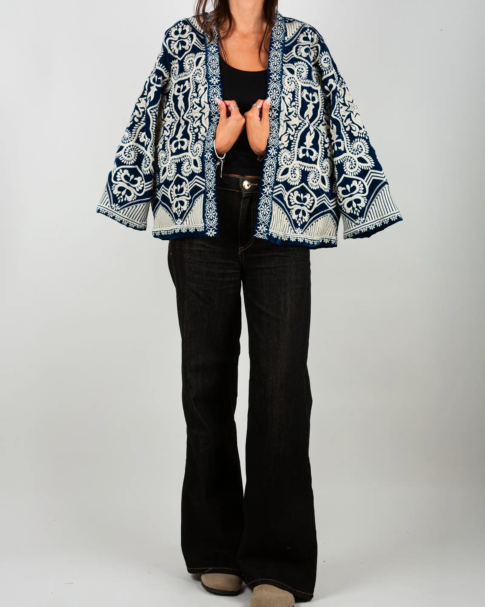 Veste kimono en velours brodé Bokabas, bleu pétrole, broderies écru, vue de face