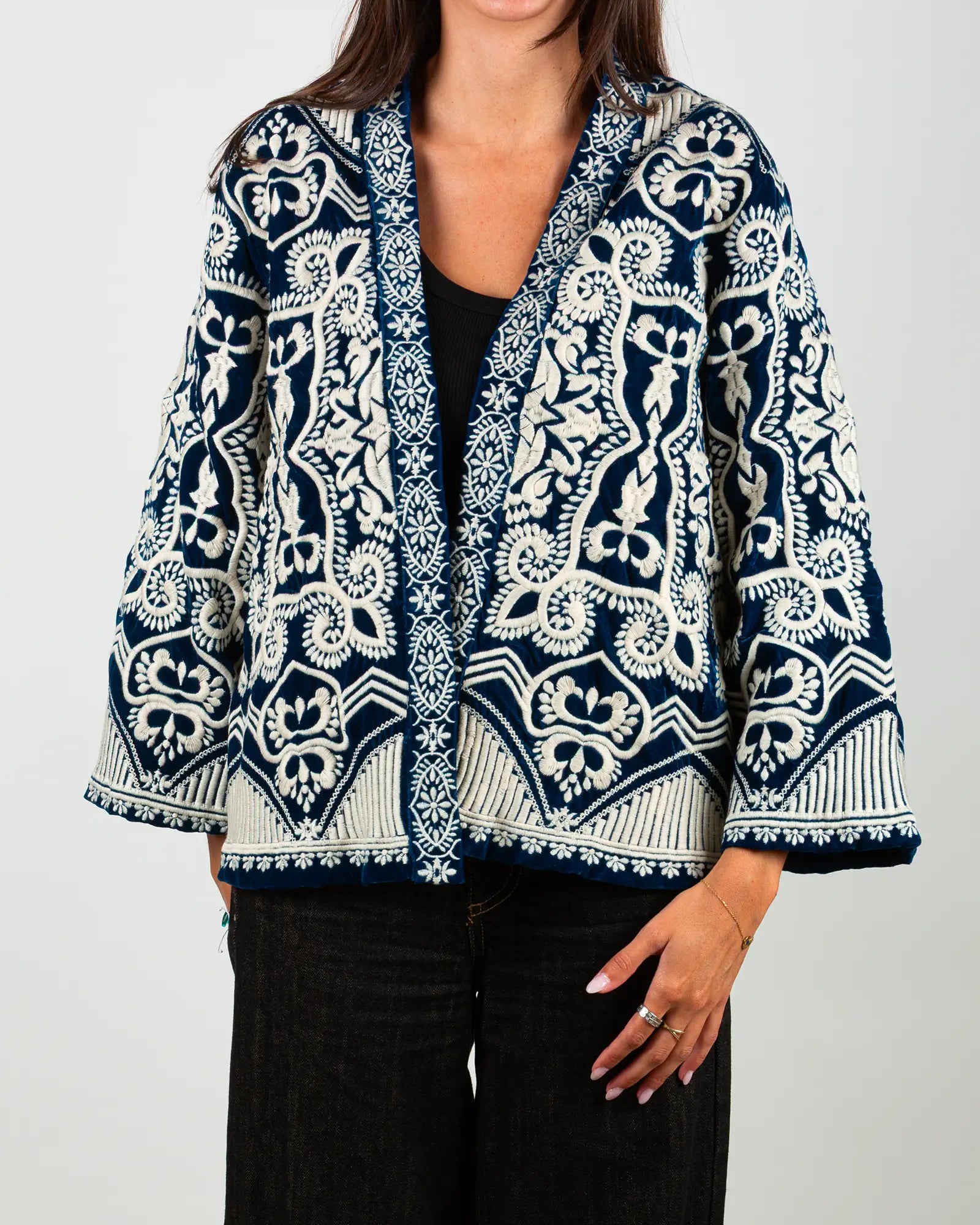 Veste kimono en velours brodé Bokabas, bleu pétrole, broderies écru, vue de face