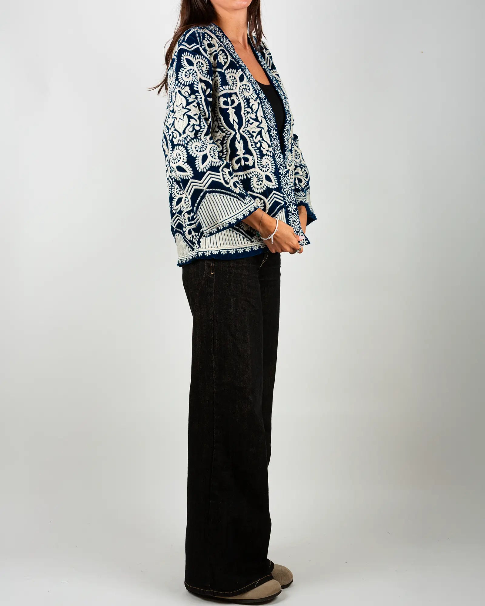 Veste kimono en velours brodé Bokabas, bleu pétrole, broderies écru, vue de profil