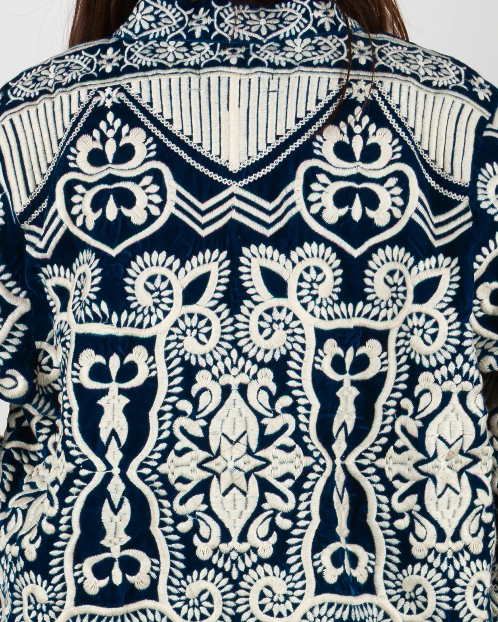 Veste kimono en velours brodé Bokabas, bleu pétrole, broderies écru, zoom sur la matière