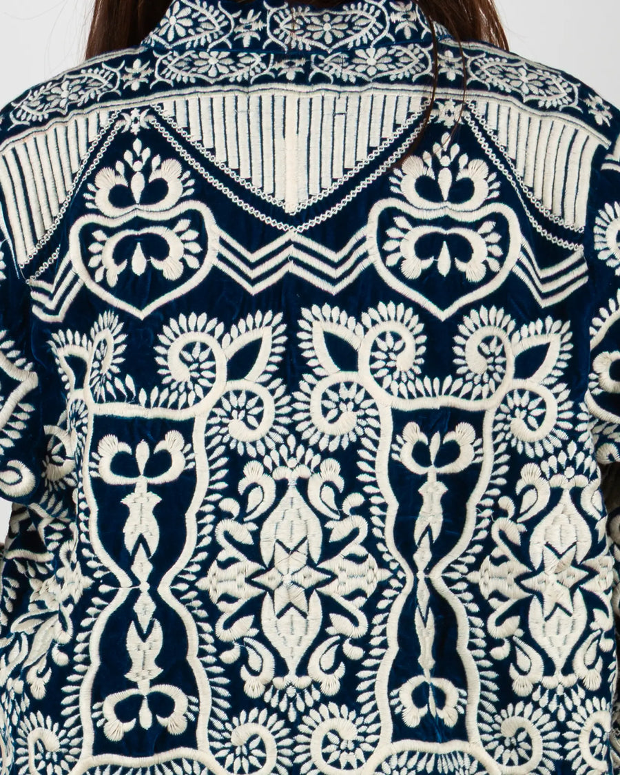 Veste kimono en velours brodé Bokabas, bleu pétrole, broderies écru, zoom sur la matière