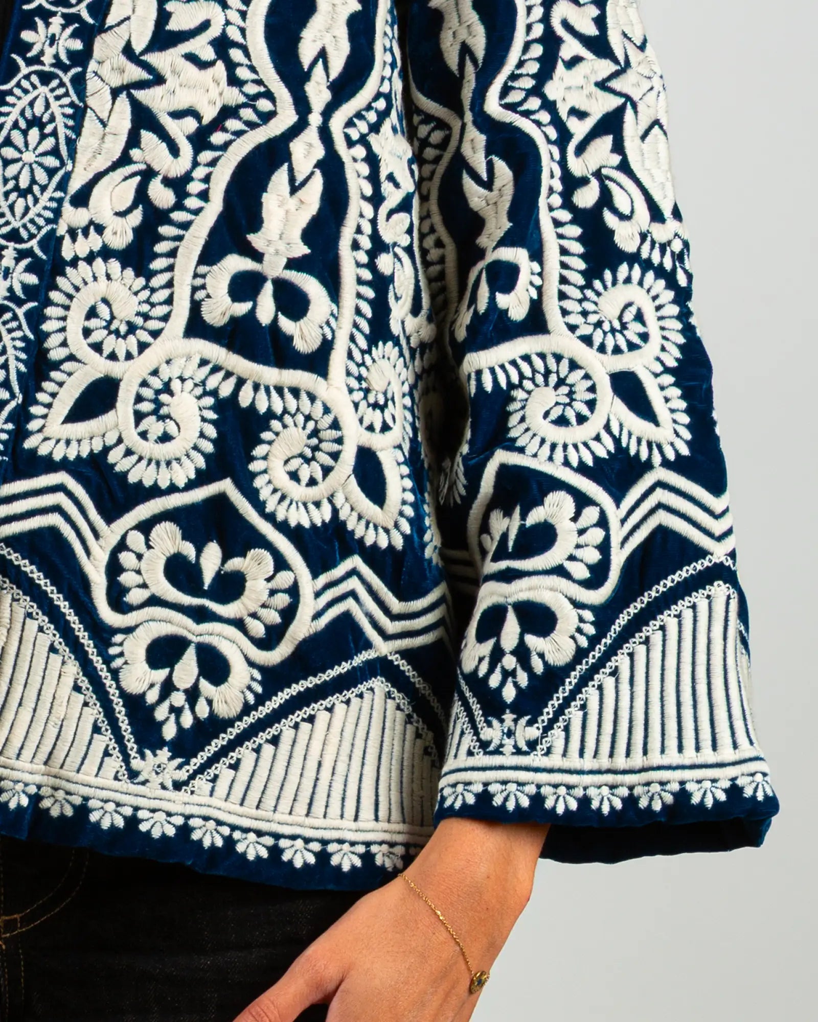 Veste kimono en velours brodé Bokabas, bleu pétrole, broderies écru, zoom sur la matière