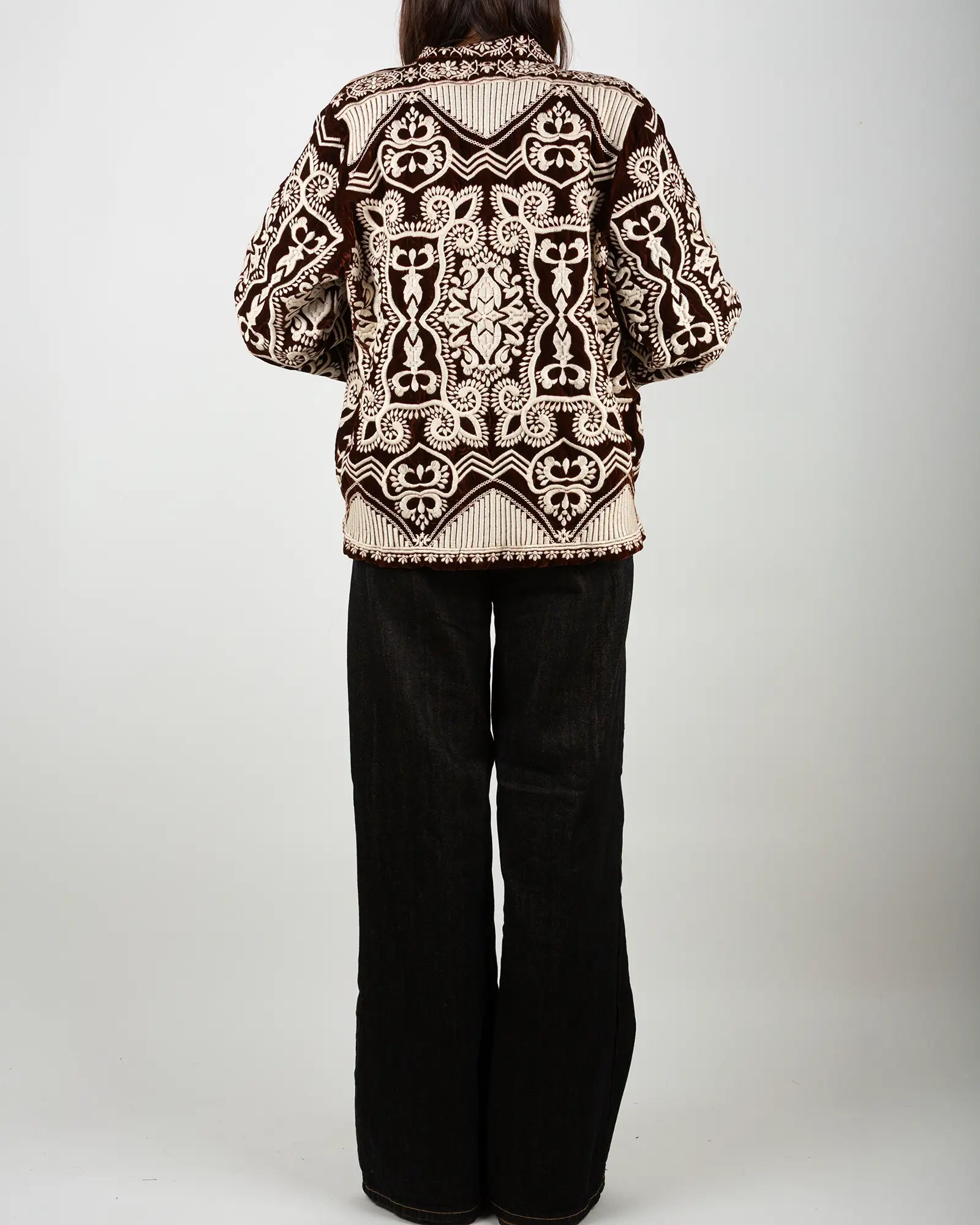 Veste kimono en velours brodé Bokabas, marron chocolat, broderies écru, vue de dos