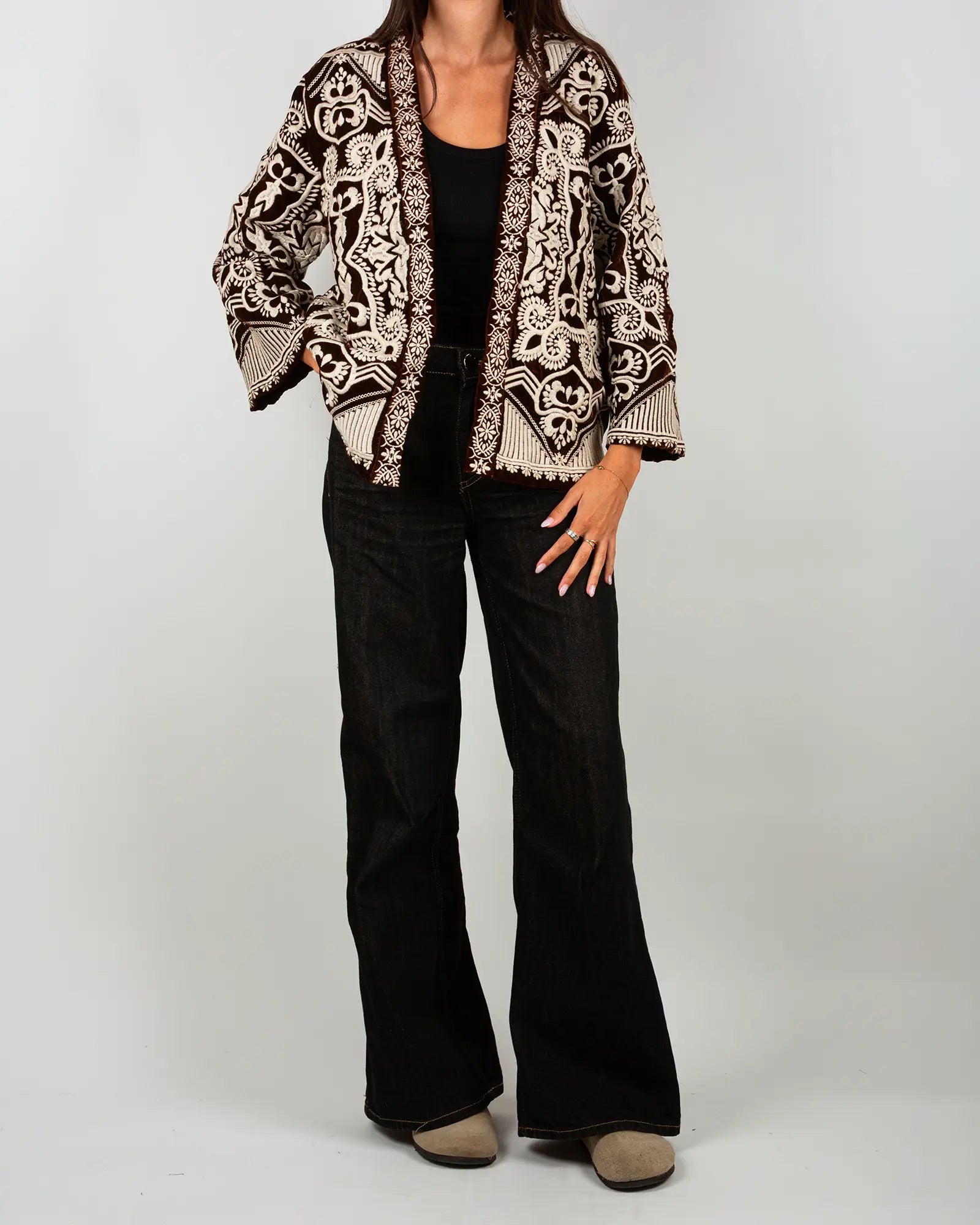 Veste kimono en velours brodé Bokabas, marron chocolat, broderies écru, vue de face