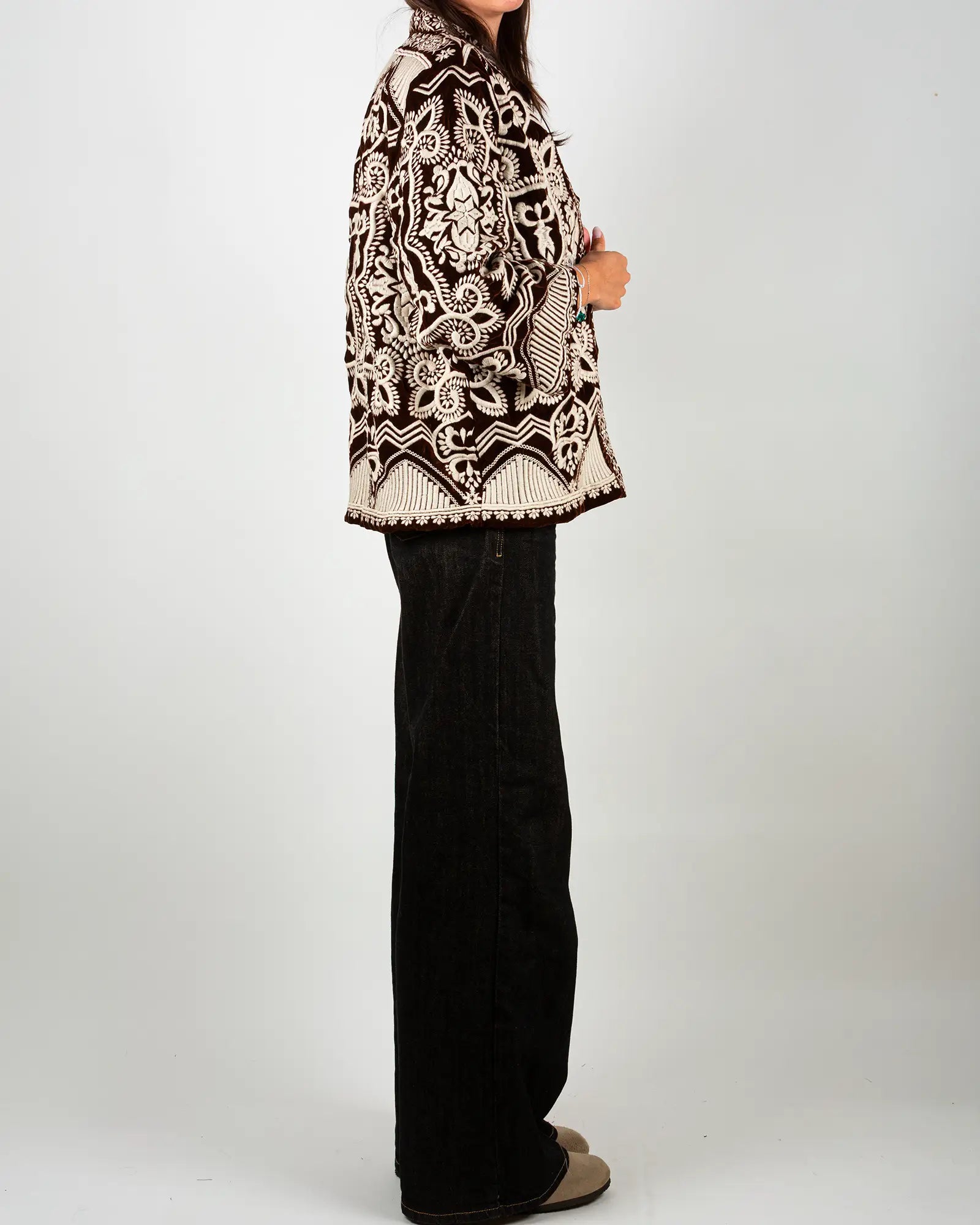 Veste kimono en velours brodé Bokabas, marron chocolat, broderies écru, vue de profil