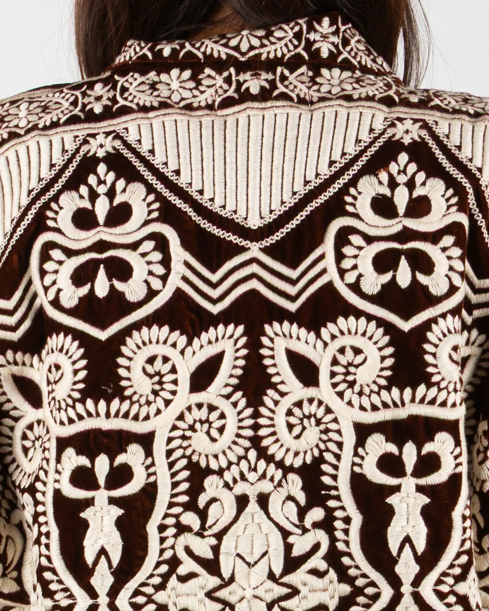 Veste kimono en velours brodé Bokabas, marron chocolat, broderies écru, zoom sur la matière