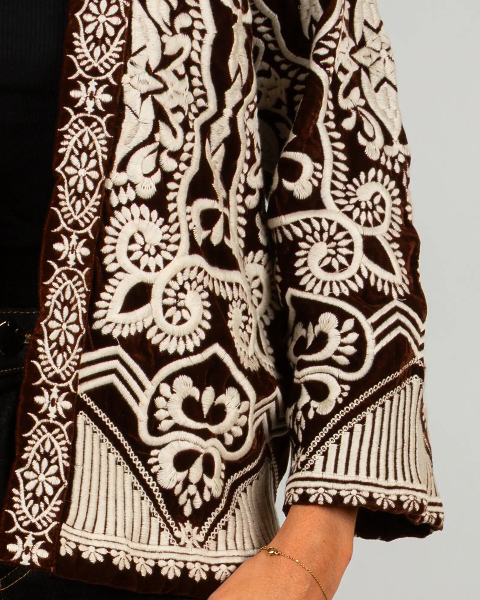 Veste kimono en velours brodé Bokabas, marron chocolat, broderies écru, zoom sur la matière
