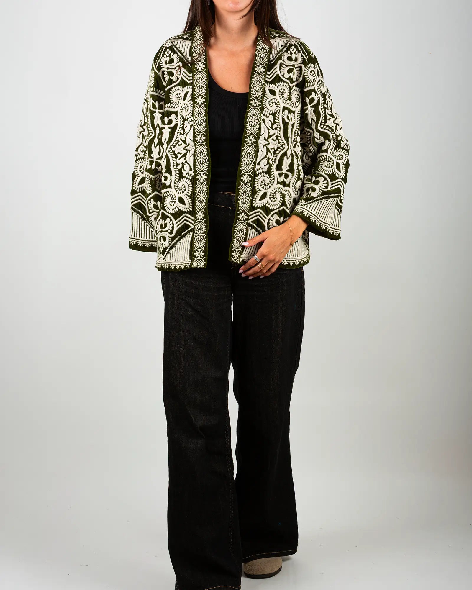 Veste kimono en velours brodé Bokabas, vert Mahendi, broderies écru, vue de face