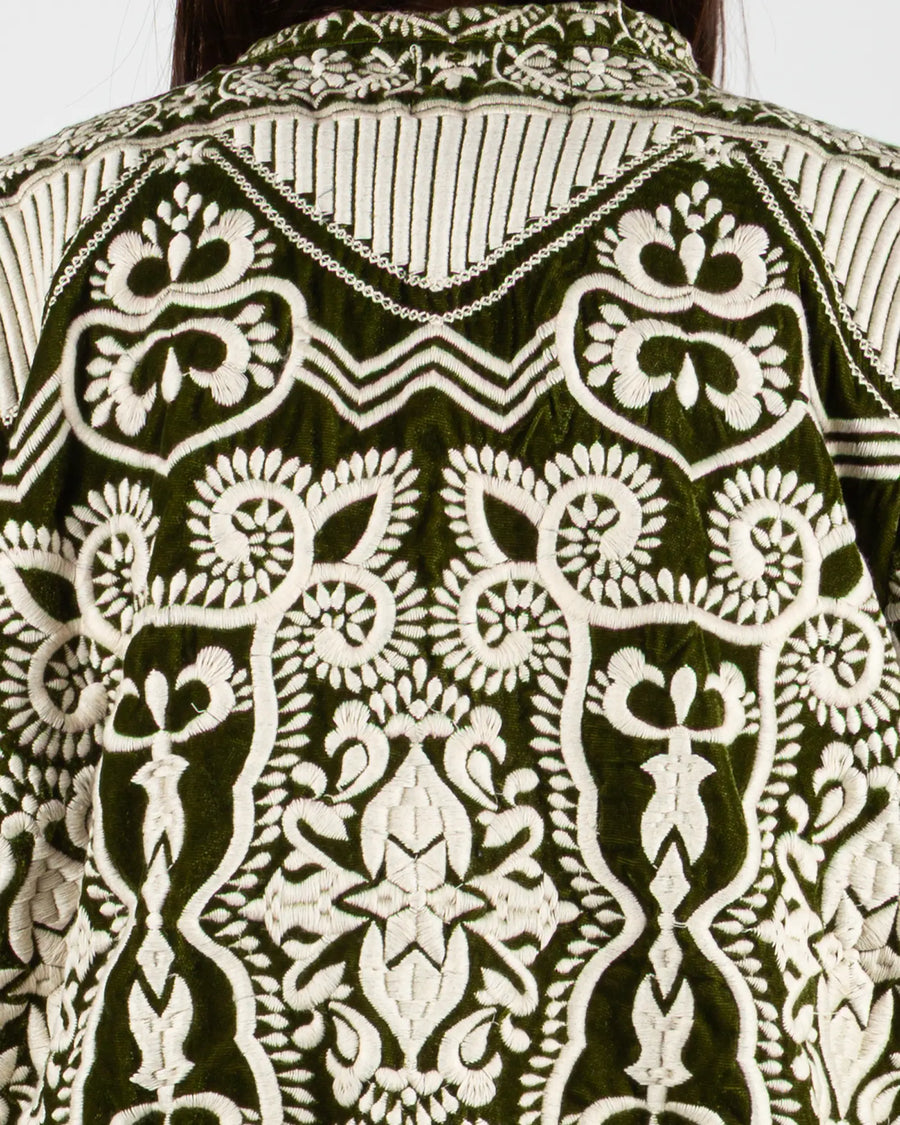 Veste kimono en velours brodé Bokabas, vert Mahendi, broderies écru, zoom sur la matière