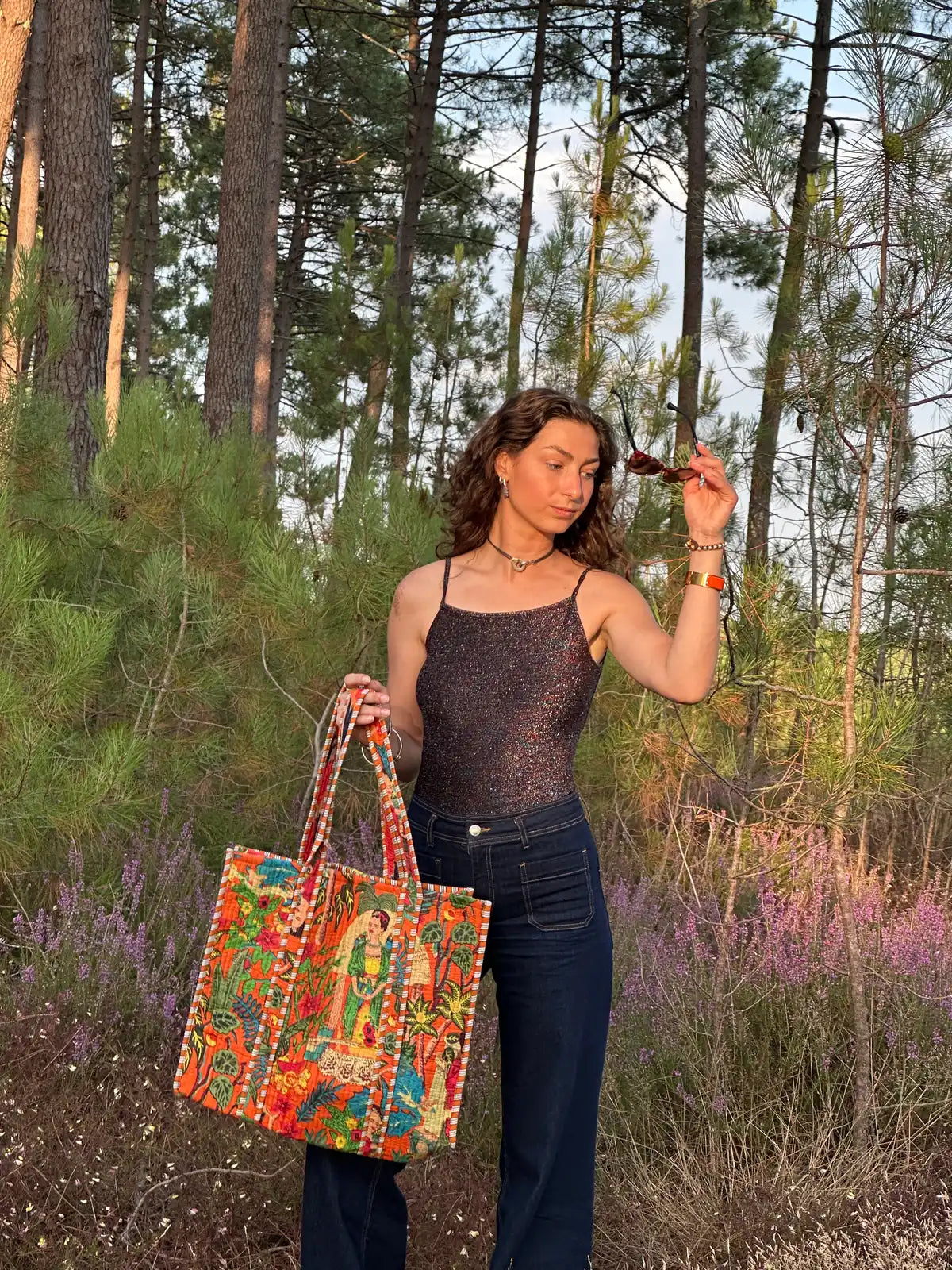 Sac cabas fleuri orange porté en forêt – Bokabas