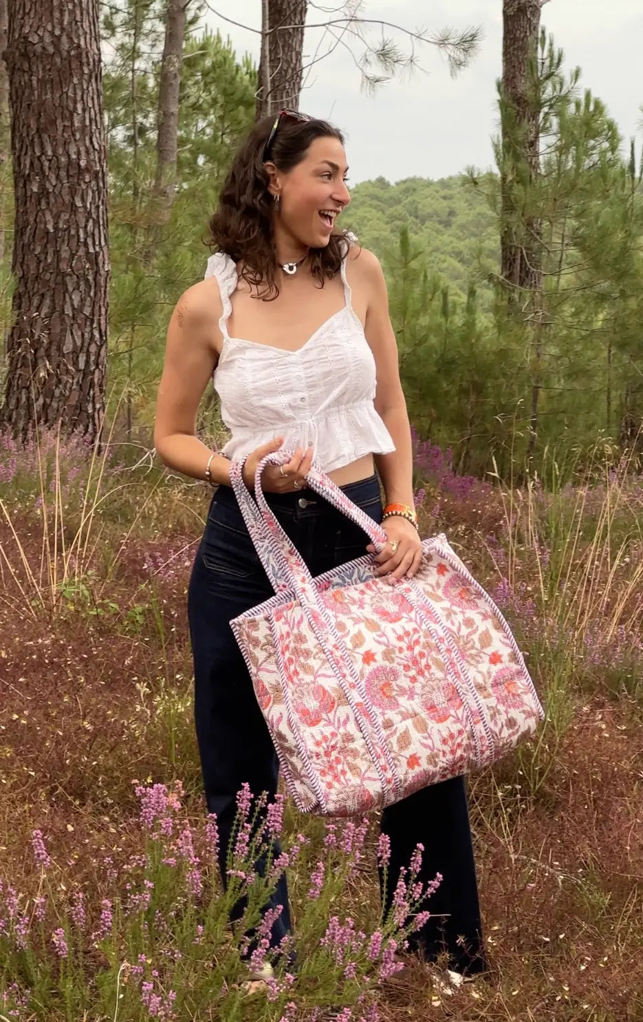 Sac cabas fleuri rose porté par une femme en extérieur – motif floral Bokabas