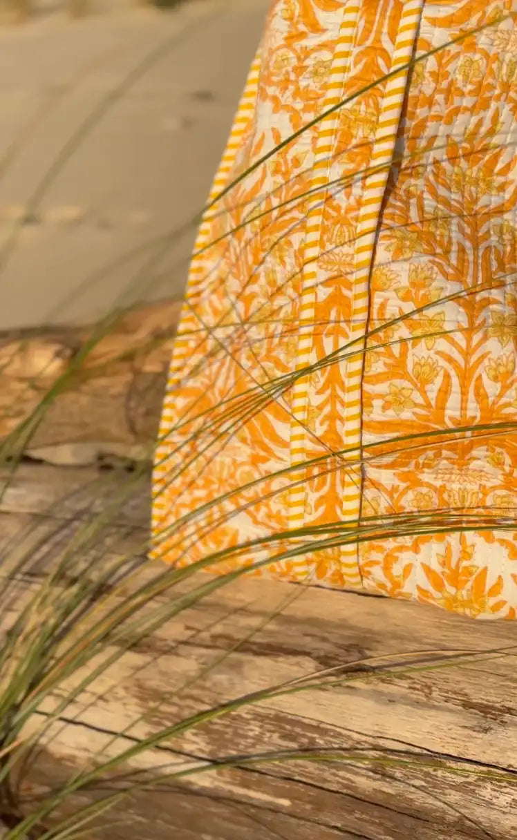 Détail sac week-end matelassé jaune Bokabas imprimé floral
