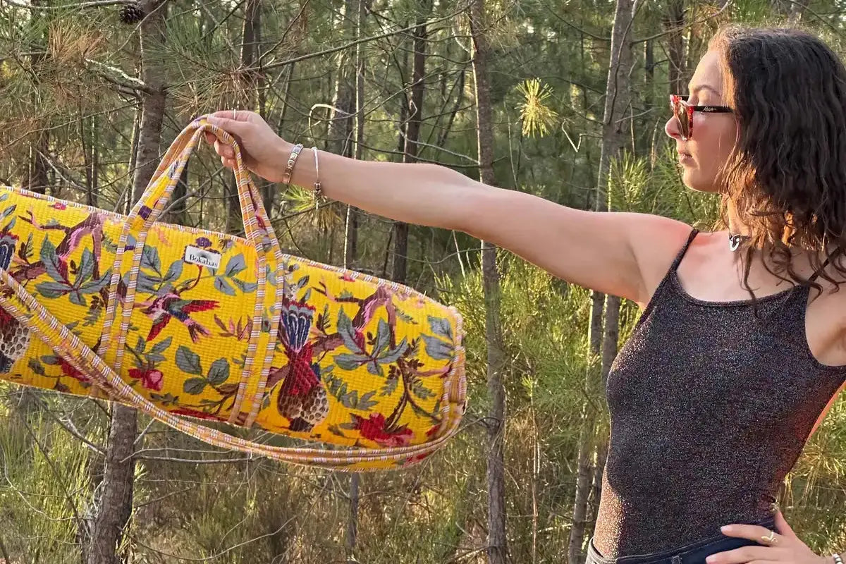 Sac de yoga fleuri jaune Bokabas en extérieur – style bohème